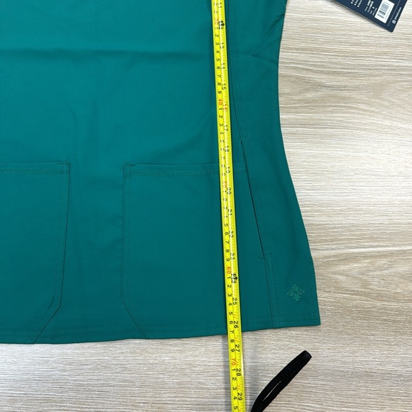 Med Couture Insight V-Neck Side Pocket Scrub Top Hunter Green - Picture 7 of 8